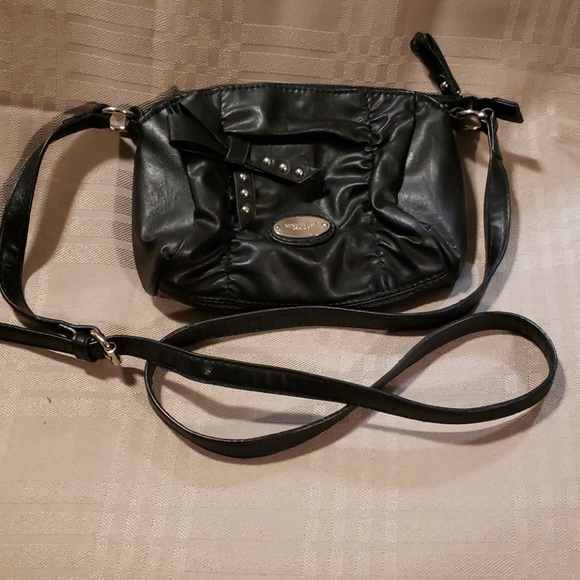 Vegan Leather Nine West Wristlet (bin 5) - Picture 2 of 8